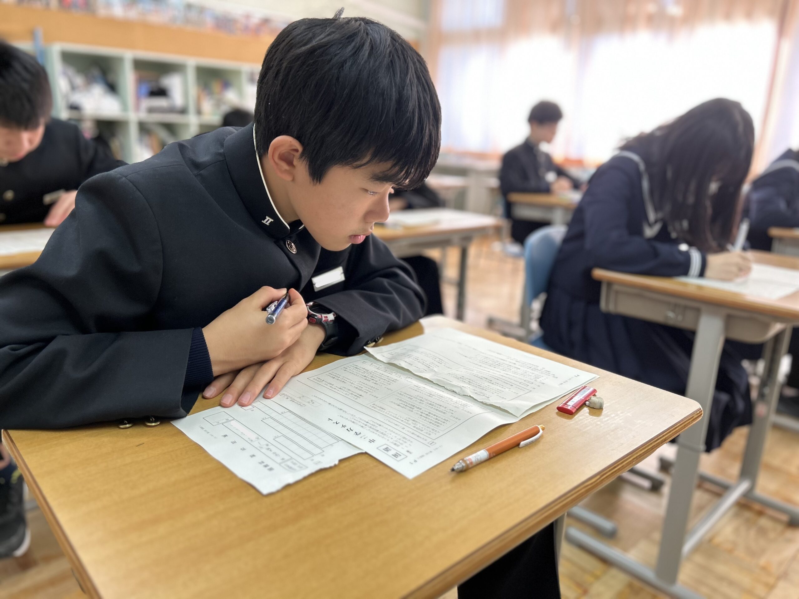集中して勉強する日本の中学生